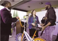  ?? Carlos Avila Gonzalez / The Chronicle ?? Oakland Mayor Libby Schaaf talks with Tyrone Stevenson (left) and La’Roy Fitch (right) of the Scraper Bikes team.