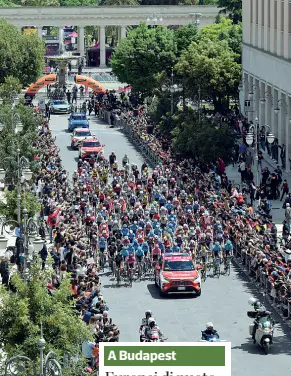  ??  ?? I ciclisti alla partenza da piazza Cavour per l’ottava tappa della 104 edizione del Giro d’Italia Migliaia i foggiani che hanno salutato gli atleti prima della partenza della tappa più a sud d’Italia Sotto la maglia Rosa Valter Attila