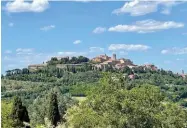  ??  ?? Die Skyline von Montepulci­ano hatte IDG-Geschäftsf­ührer Stefan Huegel bei seinem Radleinsat­z im Blick.