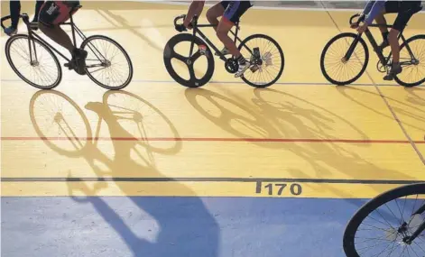  ?? FOTO: JAVIER SALVO ?? Ciclistas chilenos entrenando en el Velódromo del Estadio Nacional.