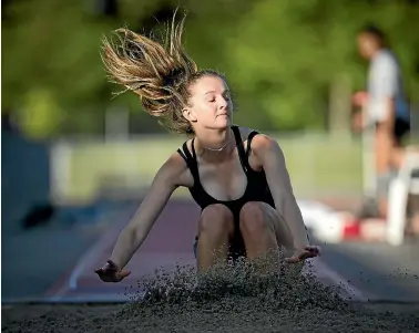  ?? VIRGINIA WOOLF/STUFF ?? Camryn Smart shows her winning form in the women’s long jump.