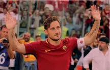  ??  ?? Totti l’ultima bandiera Sempre alla Roma
Non tutti se ne vanno, c’è chi resta per sempre legato a una squadra. È stato il caso di Francesco Totti, oggi 44 anni, protagonis­ta di una carriera tutta dedicata alla Roma. Totti ha avuto due grosse offerte, da Milan e Real Madrid, entrambe declinate