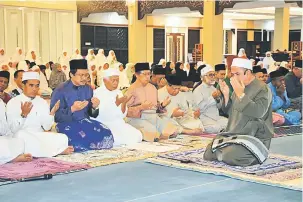  ??  ?? MOHON KEBERKATAN: Abang Johari bersama (dua kiri) Dr Hazland, Jorgi dan jemaah lain menadah tangan berdoa dipimpin Ustaz Mustapha Kamal.