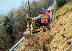  ??  ?? Al lavoro Le ruspe sgomberano la strada che da Pian del Monte porta a Ronce