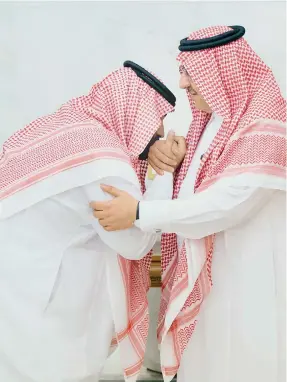  ??  ?? األمير محمد بن سلمان مقبال يد أخيه األمير محمد بن نايف