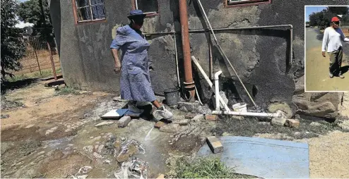  ?? Pictures: Alon Skuy ?? Josephine Motholo balances on bricks to indicate where sewage is flooding her yard. The government has promised to intervene in the municipali­ty.