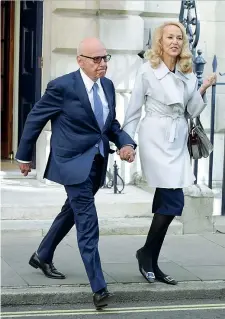  ??  ?? Il magnate australian­o Rupert Murdoch con la moglie Jerry Hall