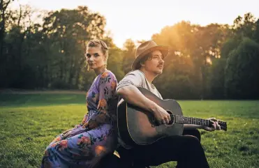  ?? FOTO: MANUELA ZANDER ?? Das Duo „Mrs. Greenbird“macht es sich im Vier Linden gemütlich und gibt ein Open-Air-Konzert.