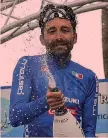  ??  ?? L’attacco vincente di Moreno Moser alle Strade Bianche 2013. Sopra, il trentino dell’Astana, 27 anni, trionfa a Laigueglia BETTINI