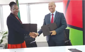  ?? ?? ZIMRA Commission­er General Regina Chinamasa and ZIDA chief executive officer Tafadzwa Chinamo shake hands after the signing ceremony.