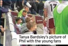  ??  ?? Tanya Bardsley’s picture of Phil with the young fans