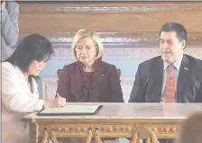  ??  ?? Terumi Matsuo juró ayer como embajadora ante Bolivia. La observan la vicepresid­enta Pucheta y el presidente Cartes.