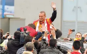  ?? AP ?? Desborde. Sneijder se asoma a saludar por el techo de un auto./