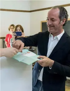  ??  ?? A Treviso Il governator­e leghista Luca Zaia ha votato a San Vendemiano