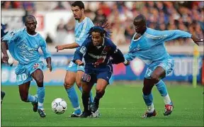  ??  ?? Contre l’OM, le Brésilien Ronaldinho a sorti de grands matchs avec le PSG.