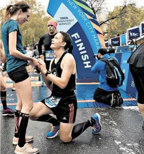  ?? FOTO DERIK HAMILTON/USA TODAY SPORTS ?? VEZMEŠ SI MĚ? „Ale tak proč ne, když jsi doběhl?“Aneb i takové scény jsou k vidění při maratonu.