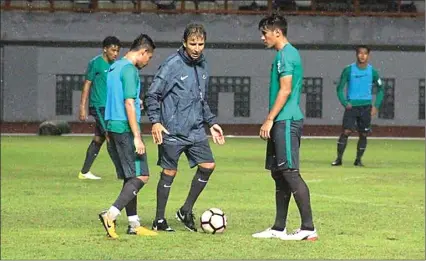  ?? PSSI FOR JAWA POS ?? RAHASIAKAN KEKUATAN: Luis Milla (tengah) memberikan contoh mendribel bola kepada pemainnya di Stadion Wibawa Mukti, Cikarang, kemarin.