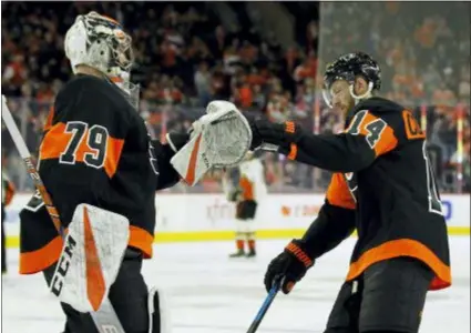  ?? TOM MIHALEK — THE ASSOCIATED PRESS ?? Flyers goalie Carter Hart, left, congratula­tes Sean Couturier on his goal during the first period on Saturday.