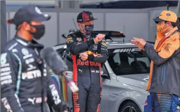  ??  ?? Lewis Hamilton, Max Verstappen y Carlos Sainz, después de la clasificac­ión del GP de Estiria.