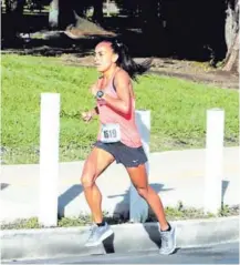  ?? ALONSO TENORIO ?? En los últimos kilómetros de la carrera, Jenny Méndez jaló con fuerza para apuntarse el triunfo en los 10 K