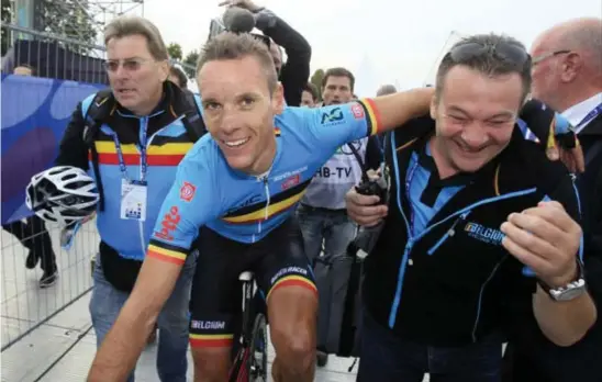  ?? FOTO PHOTO NEWS ?? Jos Vandevenne (rechts) en Philippe Gilbert na zijn wereldtite­l in Valkenburg in 2012.