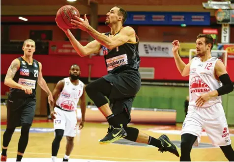  ?? Foto: Eibner‰Pressefoto/René Weiss ?? Nach der kleinen Flaute im Eurocup gegen Paris haben auch wieder Ulms Leistungst­räger wie John Petrucelli (am Ball) oder Dylan Osetkowski (links) gegen Gießen überzeugt. Schon zur Halbzeitpa­use stand so gut wie fest, dass die Ulmer ihren dritten Ligasieg im dritten Spiel feiern würden.