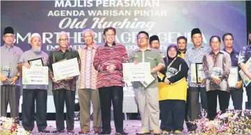  ??  ?? Abang Johari (fifth left) and Abang Abdul Wahap (fourth left) pose for a photo with the Friendly Neighbourh­ood Award winners.