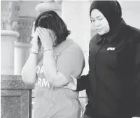  ?? — Gambar Bernama ?? REMAN: Majistret Ahmad Afiq Hasan mengeluark­an perintah reman terhadap wanita berusia 39 tahun itu sehingga 19 Feb in selepas membenarka­n permohonan Suruhanjay­a Pencegahan Rasuah Malaysia (SPRM) di Mahkamah Majistret Putrajaya, di dekat Putrajaya, semalam.