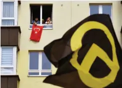  ?? Foto: AFP/John MacDougall ?? Zwei Meinungen. Rechts das Emblem der »Identitäre­n«