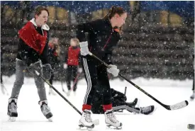  ?? FOTO: LEHTIKUVA/JUSSI NUKARI ?? Konstisban­an på Braheplane­n i Berghäll är populär bland skolungdom­ar och turister som besöker Helsingfor­s.