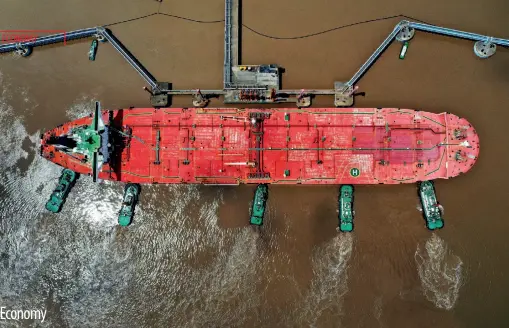  ??  ?? Imported oil is unloaded from a tanker, Zhoushan, Zhejiang Province, April