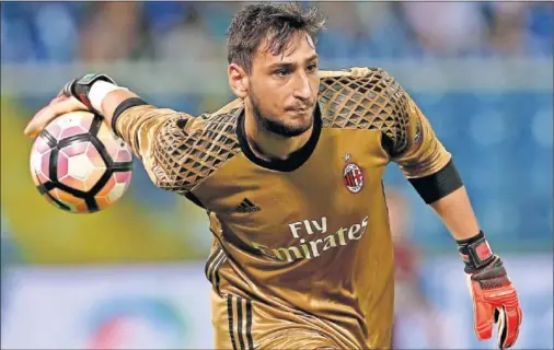  ??  ?? MUY COTIZADO. Donnarumma, portero del Milán de 18 años, termina contrato en 2018 y aún no ha renovado.