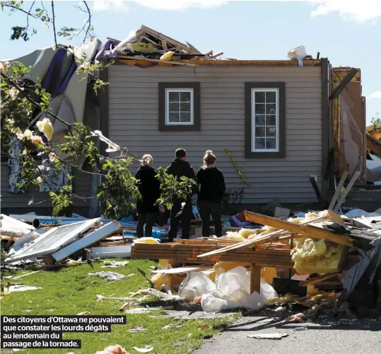  ??  ?? Des citoyens d’Ottawa ne pouvaient que constater les lourds dégâts au lendemain du passage de la tornade.