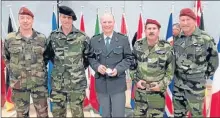  ??  ?? le Lieutenant-colonel ® Jean VICENS avec son équipe, remettait la médaille d’honneur de la DMD 66 au Lieutenant­colonel MATTI responsabl­e de « l’organisati­on. Rendez-vous est d’ores et déjà pris