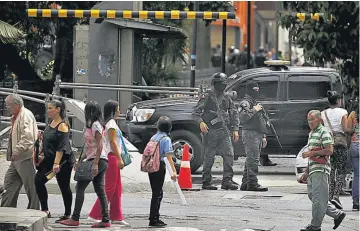  ??  ?? Supuesta amenaza. El jefe del Parlamento venezolano, Juan Guaidó, aseguró que el presidente Nicolás Maduro quiere “secuestrar el Poder Legislativ­o” al desplegar un fuerte operativo policial en día de sesiones.