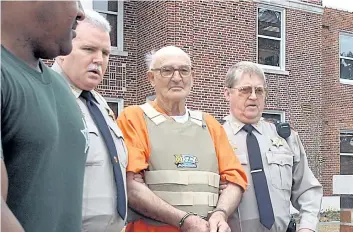  ?? GETTY IMAGES FILES ?? Edgar Ray Killen, seen being escorted by police from the Neshoba County Courthouse on Jan. 12, 2005, has died in prison at the age of 92. Killen was convicted of manslaught­er in the killings three civil rights workers in 1964.