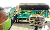  ?? GALIH COKRO/JAWA POS ?? OVERKAPASI­TAS AKAN DITILANG: Petugas menimbang beban muatan kendaraan yang melintas di jalan tol kilometer 25 kemarin.