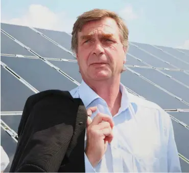  ?? Foto: dpa/Nestor Bachmann ?? Ralf Christoffe­rs im Jahr 2010 beim Besuch einer Biogas- und Photovolta­ikanlage in Nauen