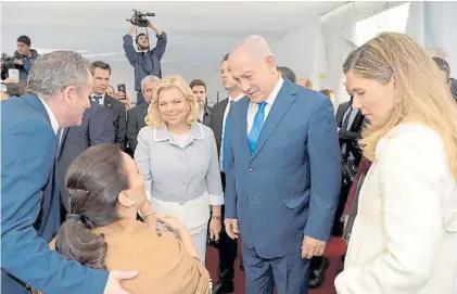  ??  ?? Con Michetti. Netanyahu y su esposa Sarah, en el acto por las víctimas del atentado a la Embajada de Israel.