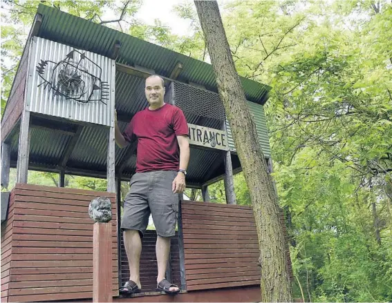  ?? BARBARA HADDOCK TAYLOR/BALTIMORE SUN ?? David Plunkert enlisted the help of his children in building this treehouse in 2009. Most of it was constructe­d using salvaged or recycled materials.