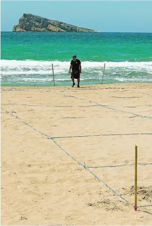  ??  ?? Las playas de Benidorm abrirán en unos días parceladas con cuerdas