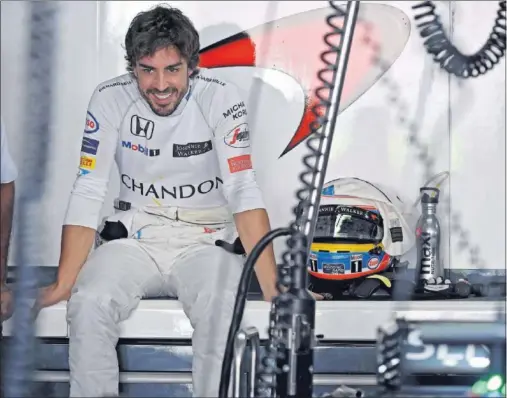  ??  ?? A LA ESPERA. Alonso no se muestra preocupado por su futuro y está encantado con la idea de que todos le quieran en Mercedes.