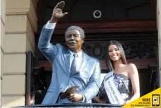  ?? PICTURE: AYANDA NDAMANE AFRICAN NEWS AGENCY (ANA) ?? WAVING AGAIN: Miss SA Tamaryn Green at the unveiling of the Nelson Mandela Statue in Cape Town to coincide with the centenary celebratio­ns to honour him.