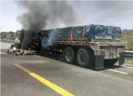  ?? ESPECIAL ?? Las autoridade­s cerraron un carril para atender el siniestro.