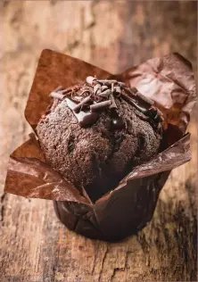  ??  ?? ASTUCE Juste avant de servir, versez sur les muffins 1 filet de chocolat fondu et des copeaux d’un bon chocolat fortement cacaoté.