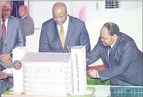  ?? ?? His Majesty King Mswati III about to cut the CBE’s 50th birthday cake. Next to him is Central Bank of Eswatini Board member Prince Sicalo (R).