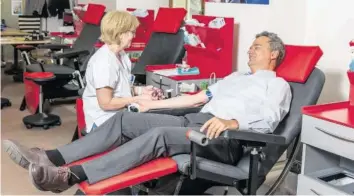  ?? HEINER H. SCHMITT JR./COOPZEITUN­G ?? Coop-CEO Joos Sutter hat 20 Minuten ein Interview beim Blutspende­n gegeben.