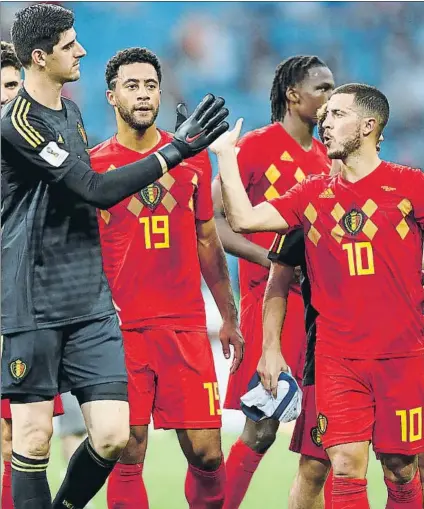  ?? FOTO: AP ?? Courtois y Hazard brillan con la selección de Bélgica en el Mundial de Rusia Su selección se medirá a Francia en semifinale­s