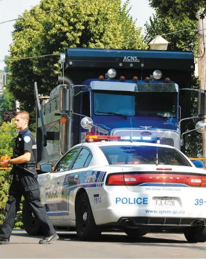  ?? PHOTO AGENCE QMI, SYLVAIN DENIS ?? C’est sous ce camion qu’un piéton a connu une fin horrible à Montréal-Nord, hier matin.