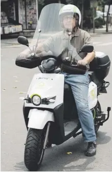  ?? Fotos: Claudio Valdés ?? Trabajador­es municipale­s de Sant Feliu de Llobregat circulan con las motociclet­as eléctricas prestadas por el AMB.
